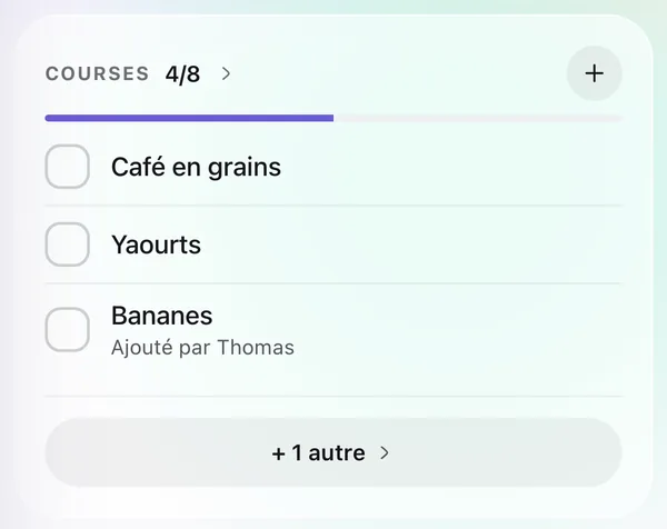 Le bloc Courses de l’accueil : ce qu’il reste à acheter, et « Ajouté par Thomas » sous les bananes.